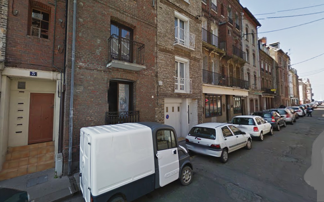 Les quatre hommes passaient la soirée ensemble dans un appartement situé au rez-de-chaussée de cet immeuble ancien au 3, rue de la Rade. Ils étaient tous très fortement alcoolisés.