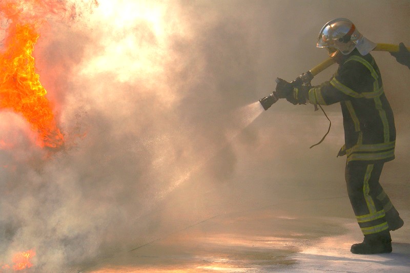 L'habitation était embrasée à l'arrivée des sapeurs-pompiers - Illustration Adobe Stock