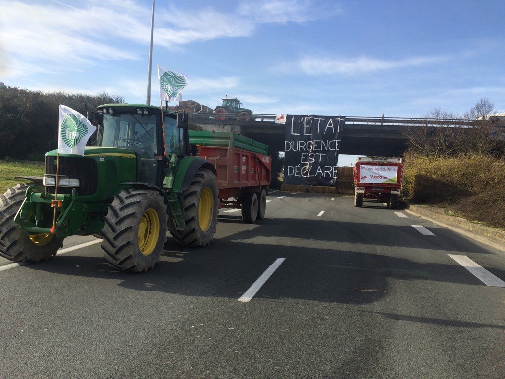 Les manifestations d'agriculteurs prennent de l'ampleur en Normandie et en Bretagne (Photo@alexgrenot/Twitter)