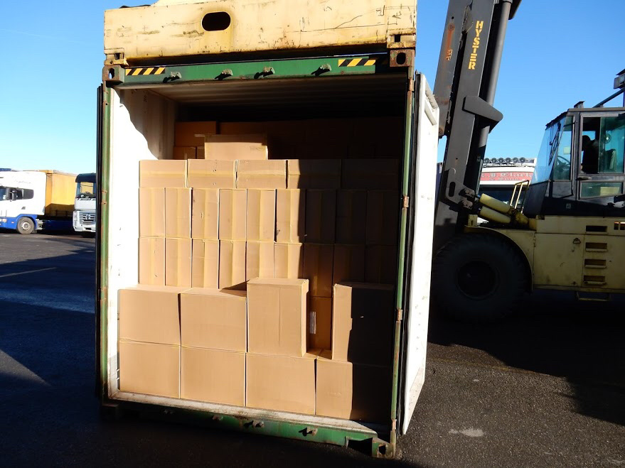50 000 cartouches de cigarettes de contrebande saisies dans un camion de mobilier de bureau