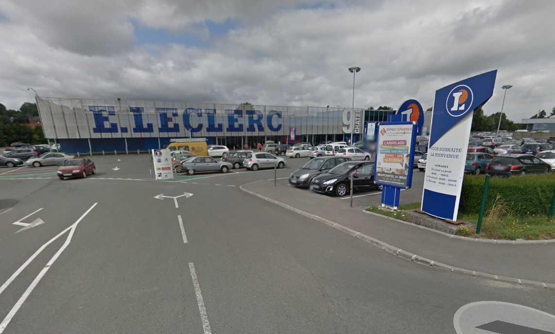 Lesq agriculteurs ont déversé de vieux pneus à l'entrée du parking de l'hypermarché Leclerc, à Neufchâtel-en-Bray (Illustration@Google maps)