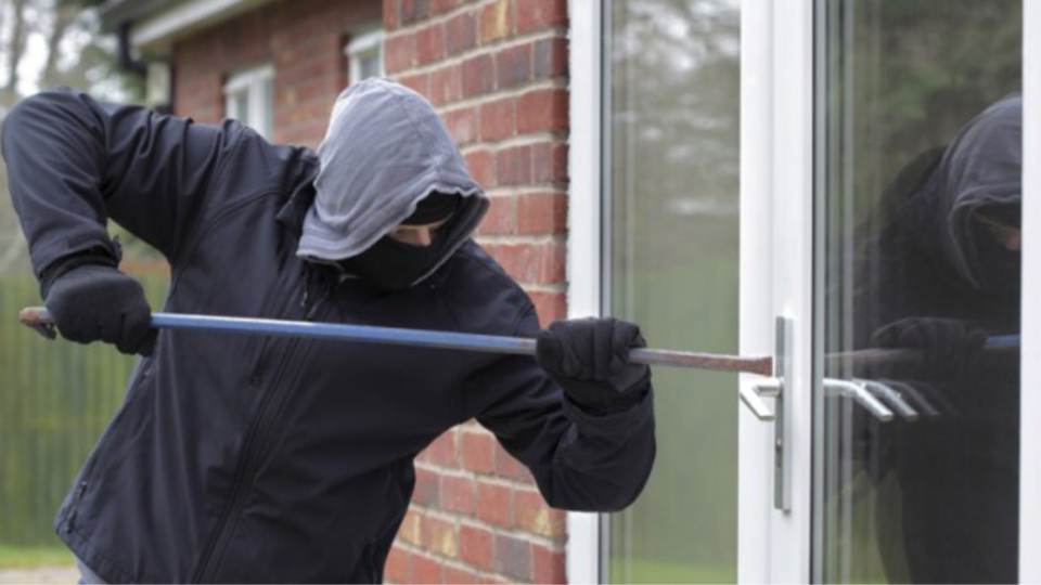 Gaillon : surpris par sa victime, le cambrioleur s'enfuit par le jardin avec son butin