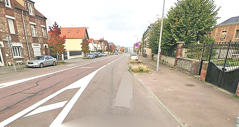 Les deux véhicules se sont percutés de front puis se sont immobilisés en feu sur la voie du Teor (au milieu de la rue du 11-Novembre, à hauteur du n° 41)