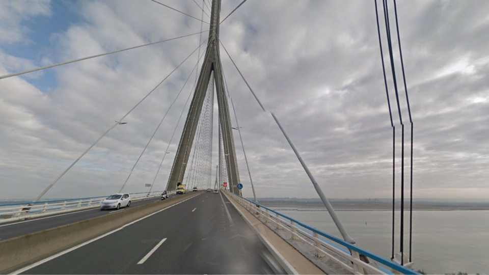 Vent violent : le pont de Normandie interdits aux piétons, deux-roues et camions à vide 