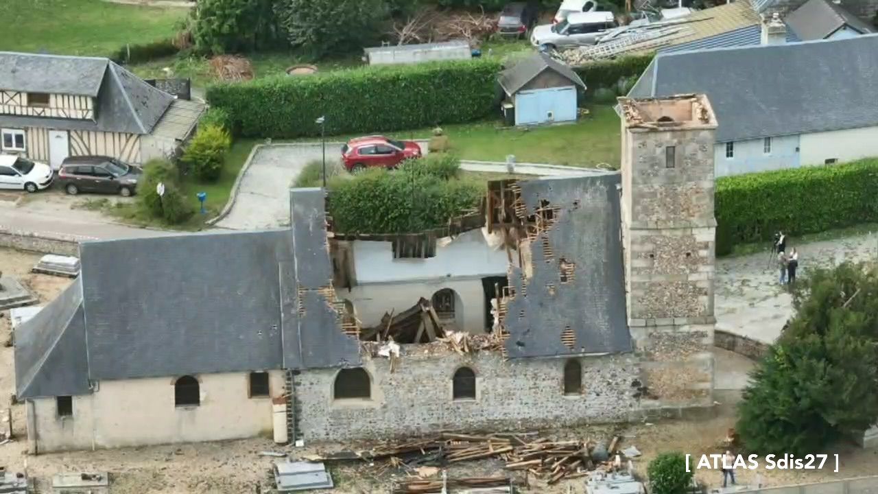 Le clocher de l'église de Valailles, près de Bernay, s'est effondré sous la force de la foudre et la toiture a été éventrée - Photo Sdis27