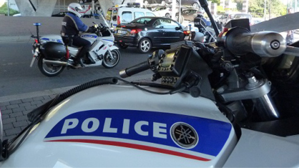Le Havre : en fuyant la police, le pilote d'un scooter, sans permis, percute un poteau. Blessé grave