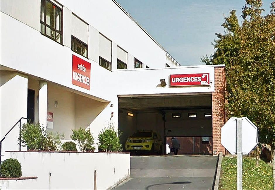 Le feu s'est déclaré pour une raison inconnue au niveau d'une ambulance stationnée dans le SAS des urgences - Illustration Google Maps