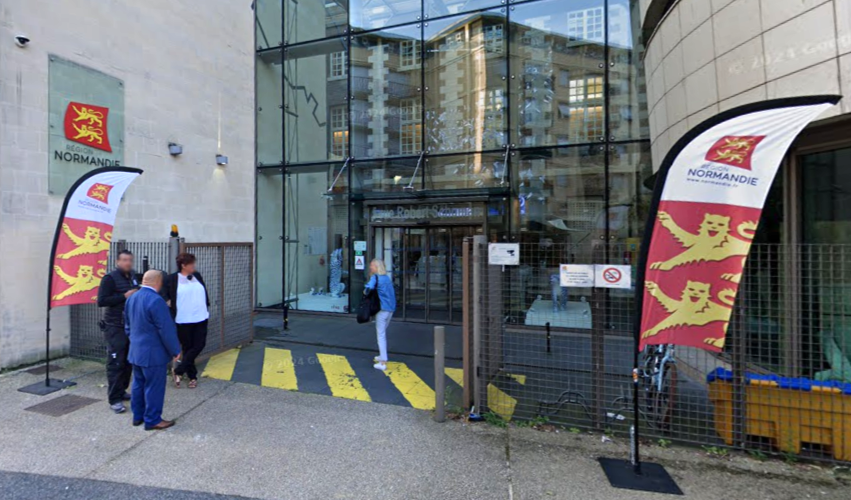 Les drapeaux aux couleurs de la Normandie seront distribués du 2 au 4 juillet, puis le 7 juillet, aux accueils du Conseil régional à Caen et à Rouen, dans la limite des stocks disponibles. - Illustration Google Maps