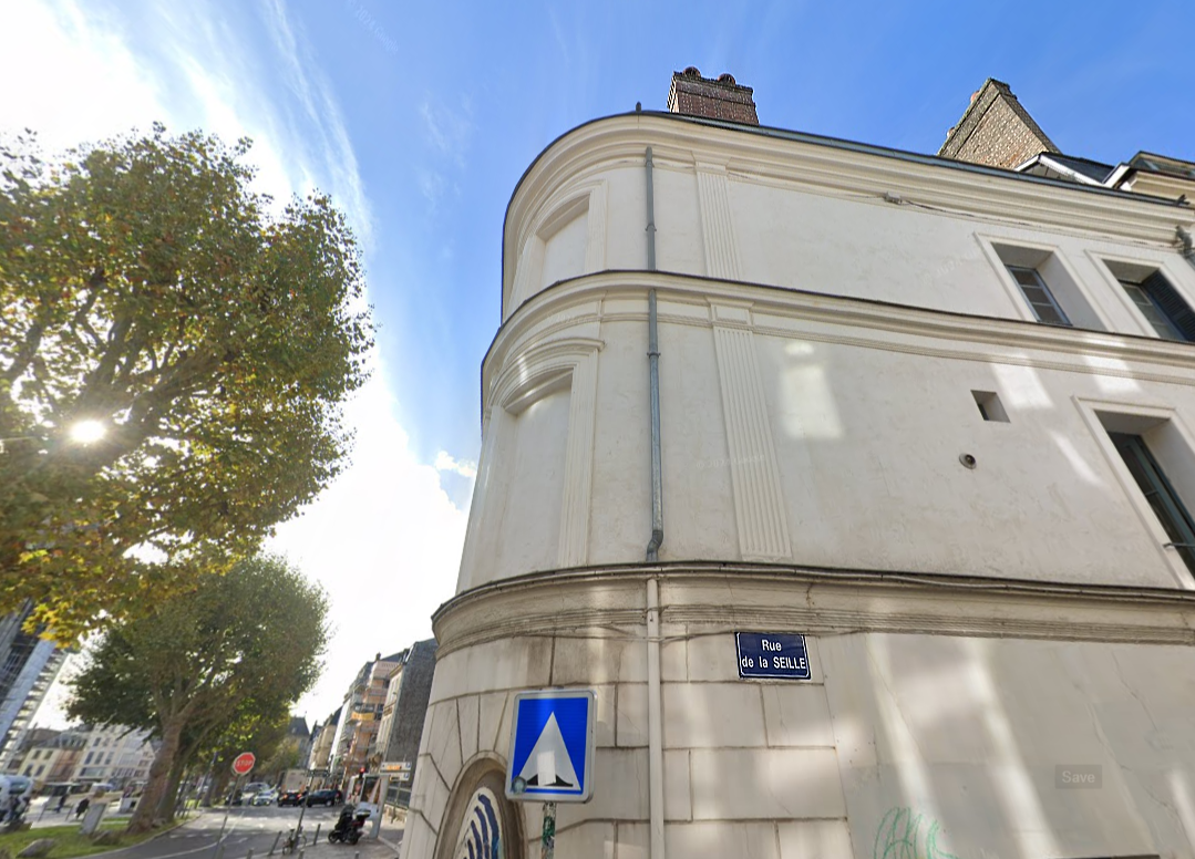 La rue de la Seille fait l'angle avec la rue du Petit-Porche et la place du Général-de-Gaulle dans le centre-ville ancien de Rouen