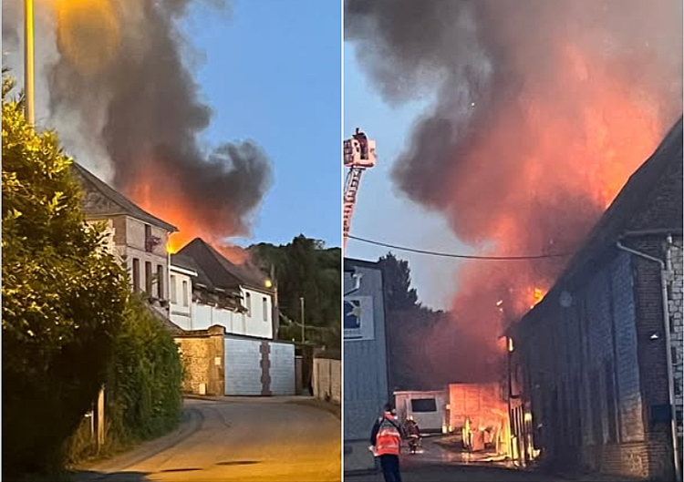 Le feu a pris dans un bâtiment de stockage de meubles d’environ 200 m², construit en bois et en briques.  Plus de 50 sapeurs-pompiers ont été mobilisés - Photos publiées par la ville de Saint-Pierre-lès-Elbeuf sur sa page Facebook