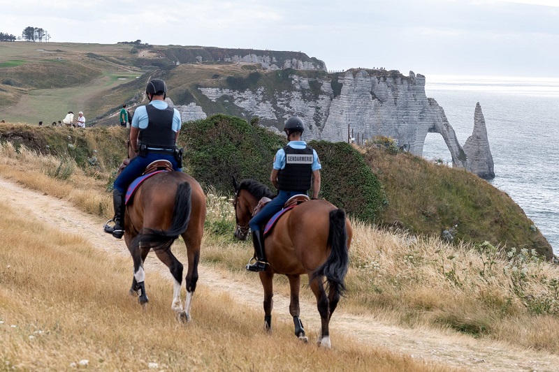 Chaque année, et régulièrement, des gendarmes à cheval sillonnent le littoral normandseinomarin - Illustration Gendarmerie nationale / Facebook