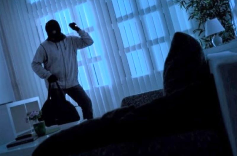 Le propriétaire de la maison, actuellement à l'étranger, a remarqué la présence de cambrioleurs chez lui et a alerté la police - Illustration Adobe Stock