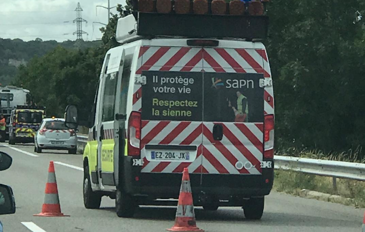 Il est conseillé de ralentir à l'approche de l'accident  - Illustration infoNormandie