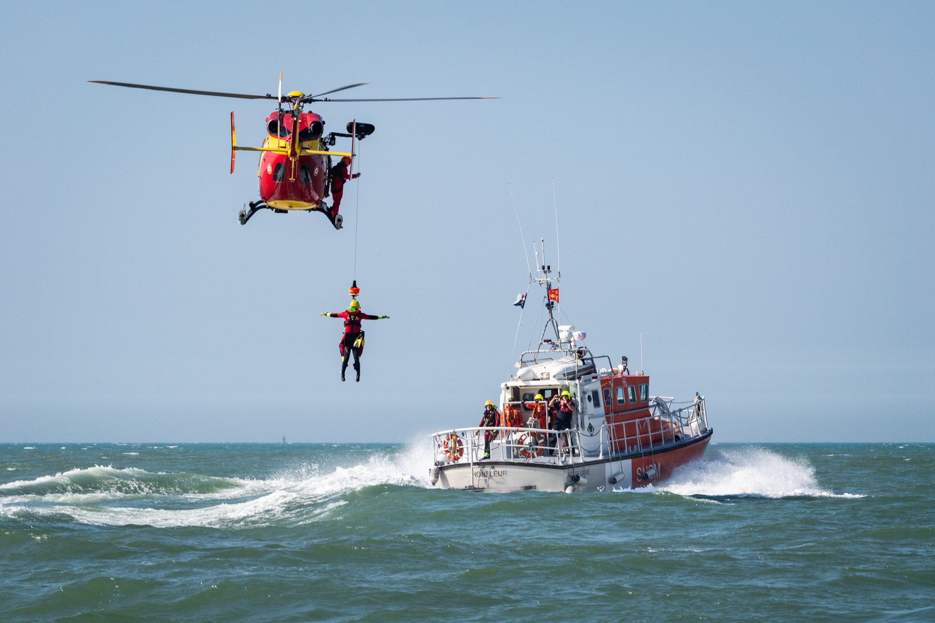 Peu avant l’ouverture de la campagne de sécurité des loisirs nautiques et de la plaisance, le CROSS Jobourg a mené un exercice simulant des kite-surfeurs en difficulté au large du Havre. - Illustration Préfecture maritime / X