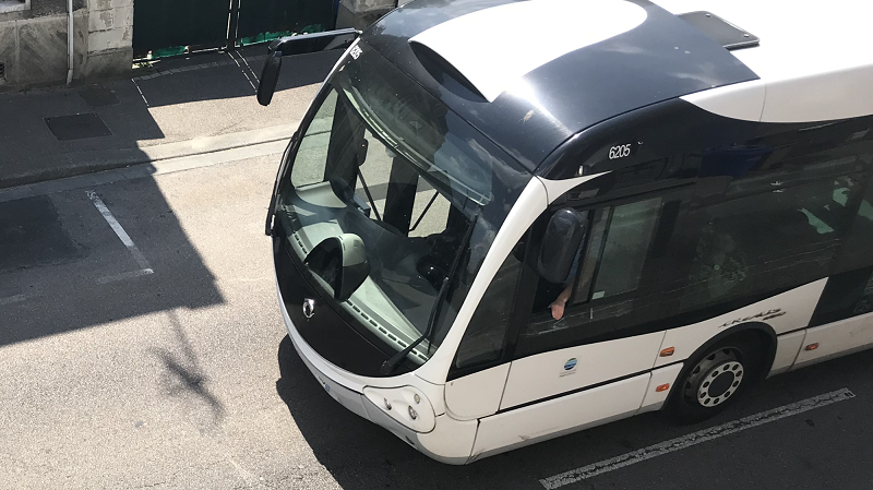 Le quinquagénaire a menacé des passagers du bus avec une arme artisanale - Illustration infoNormandie