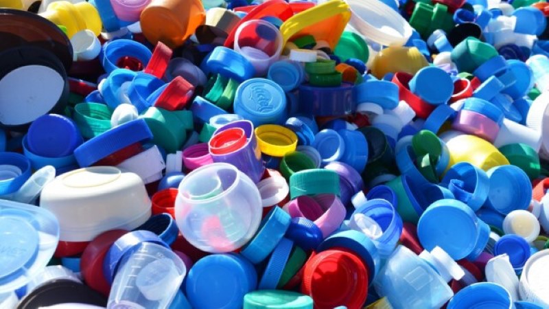 Une fois triés et vendus, les bouchons sont recyclés, notamment en bacs roulants - Illustration Bouchons 276