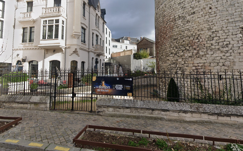 Le jeune homme s'est blessé à la cuisse avec une pointe de la grille en fer et a chuté à l'intérieur de la cour du donjon  - Illustration Google Maps