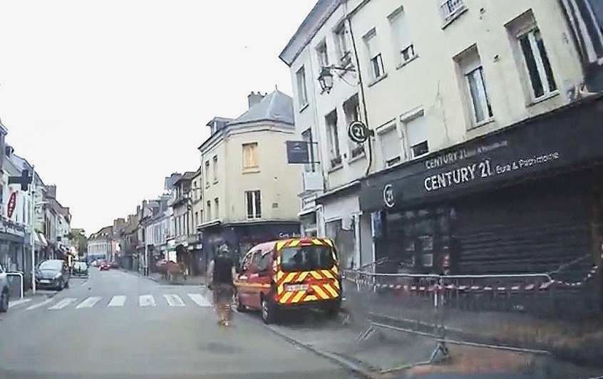 Le véhicule conduit par le septuagénaire a terminé sa course dans la devanture de l'agence immobilière Century 21, rue Isambard  - Photo infoNormandie