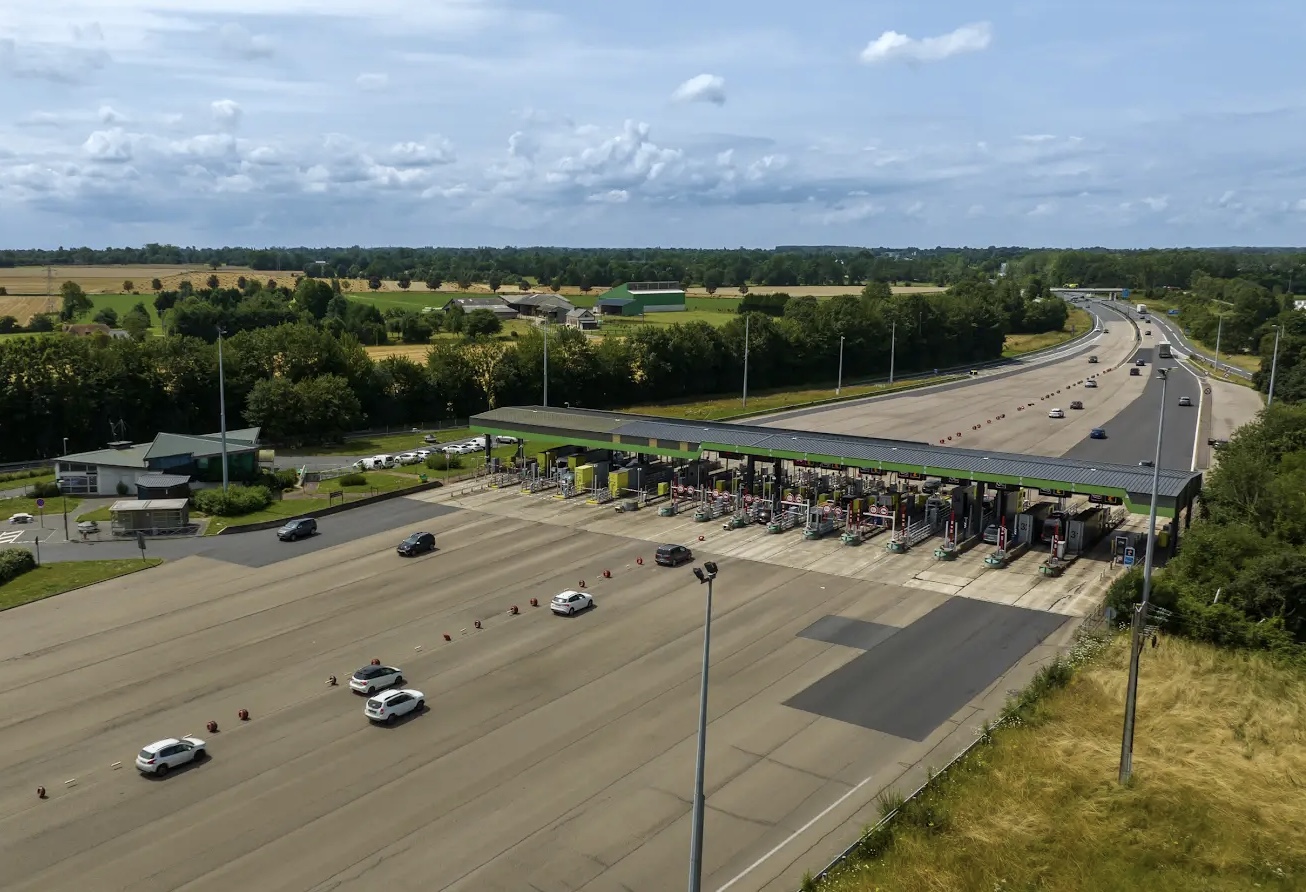 L.auvent de la barrière de péage de Beuzeville va elle aussi disparaître du paysage - photo Sanef