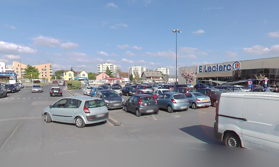 Pas moins de 16 remorques et 7 camions étaient déjà installés, tandis que des affiches annonçant des représentations commençaient à fleurir sur le parking du centre commercial de la Reine Blanche - Google Maps