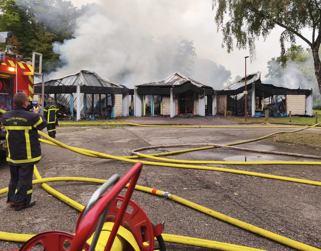 Le centre a été totalement détruit par les flammes. Une enquête a été ouverte par la police du Havre qui préivilégie la piste criminelle - Photo publiée par la Ville d'Harfleur sur Facebook