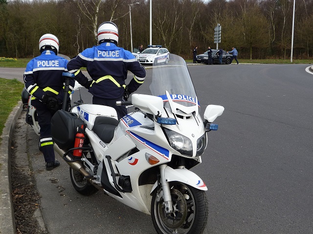 Les motards des CRS de Darnétal étaient associés à l'opération. Ici au rond-point du Zénith à Petit-Couronne (Photo@DDSP76)