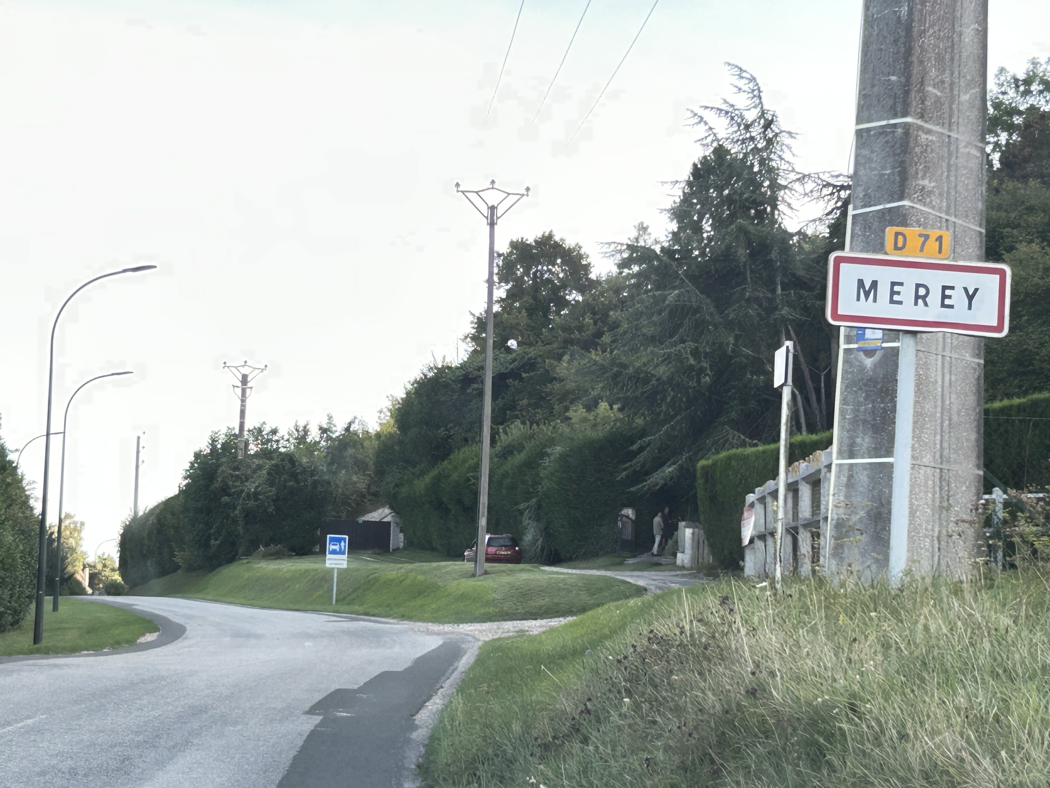Deds caméras seront installées aux deux entrées (et sorties)  de la commune sur la route de Pacy, ce qui permettra de filtrer en quelque sorte les véhicules - Photo infoNormandie.