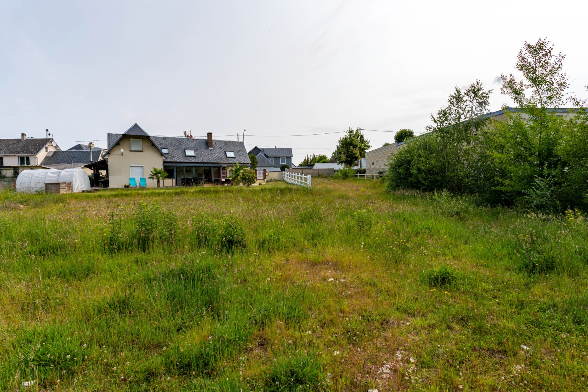 La Ville de Port-Jérôme-sur-Seine propose ce terrain de 6 479 m², destiné à accueillir une opération résidentielle pouvant aller jusqu’à R+2 maximum. La mise à prix est fixée à 140 000 € TTC. - Illustration Agorastore