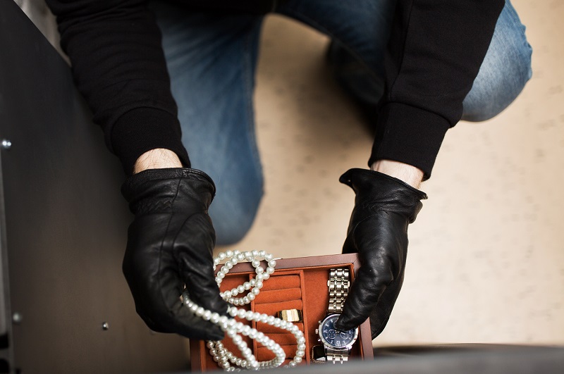 Les faux policiers se sont emparés notamment de bijoux en or - Illustration AdobeStock