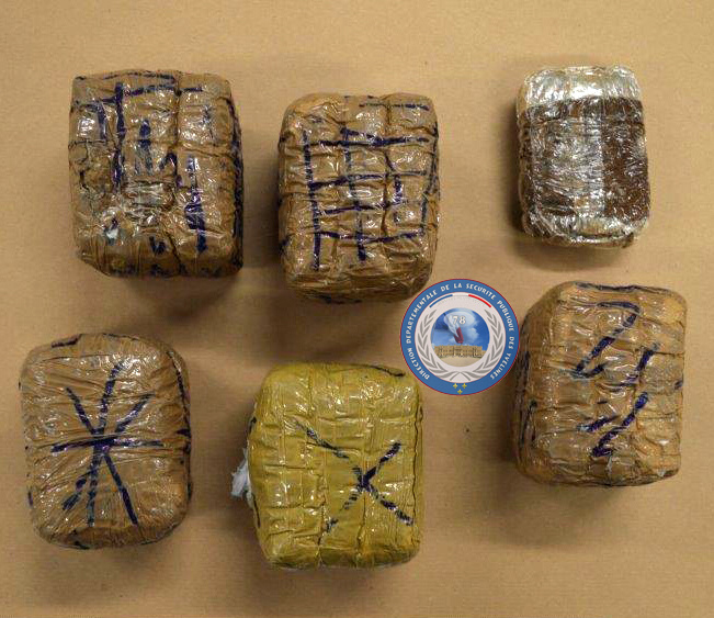 Les policiers ont découvert ces cinq blocs conditionnés de résine de cannabis dans la cave (Photo@DDSP78)