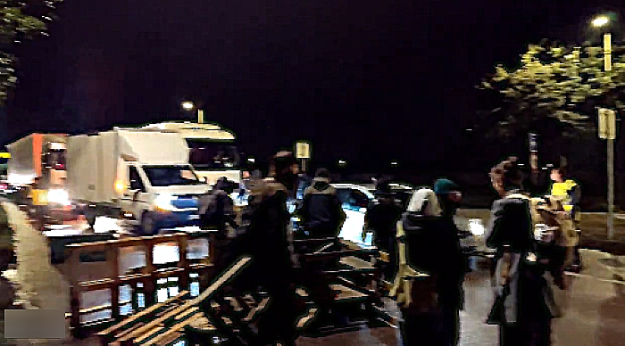 Une quarnantaine de manifestants ont bloqué ce mercredi matin le rond-point des Vaches - Capture d'écran : Mathéo Blanpain/X