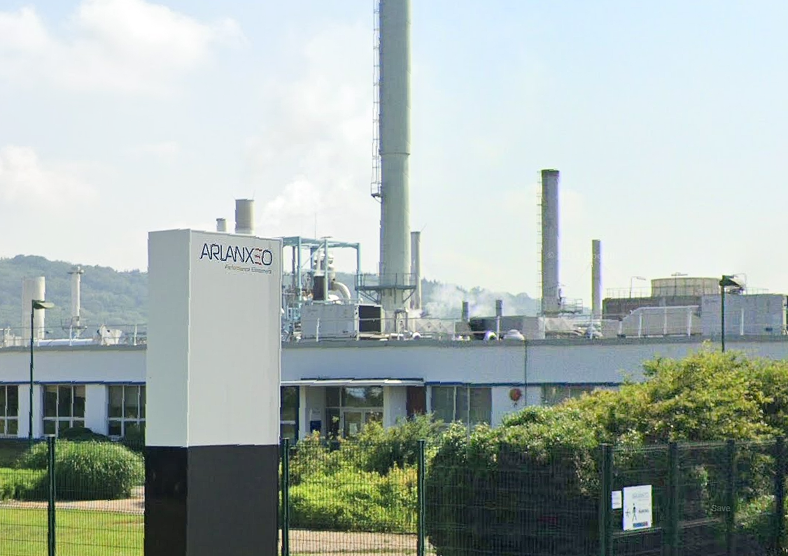 Arlanxeo est spécialisée dans la production de caoutchoucs synthétiques hautes performances, comme le polybutadiène (BR) et le styrène-butadiène (SBR), utilisés dans l’automobile (pneus, joints, antivibratoires), le bâtiment (isolation, étanchéité) et les biens de consommation (chaussures, équipements sportifs, emballages).