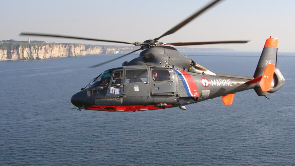 Le marin malade a été pris en charge par l'hélicoptère de la Marine pour être transféré à l'hôpital du Havre (Document@Marine nationale)
