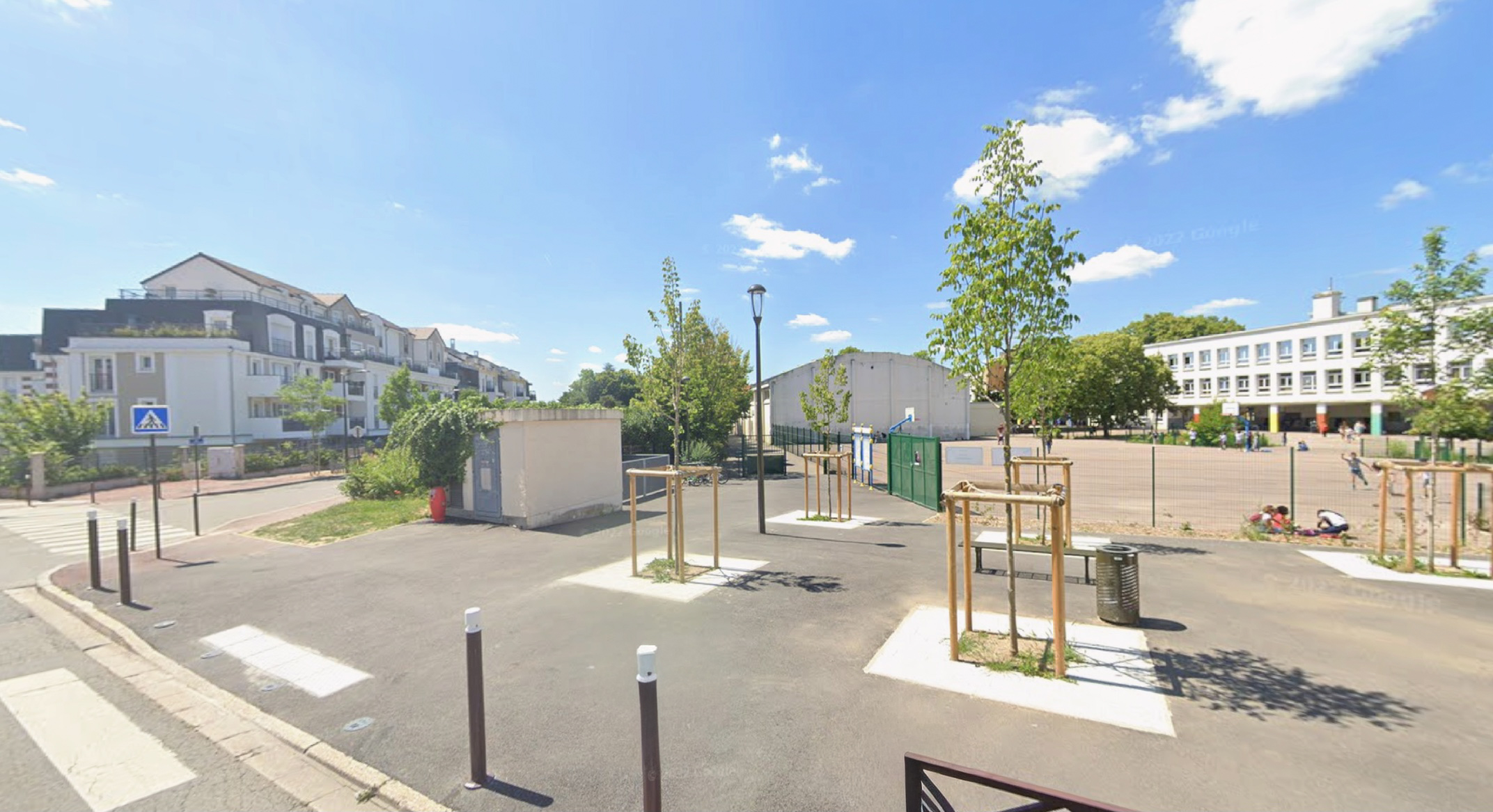 L’homme a tiré en l’air depuis son balcon dans un immeuble situé rue des Tourelles (à gauche sur la photo) juste à proximité d’un groupe scolaire (à droite) - illustration Google Maps