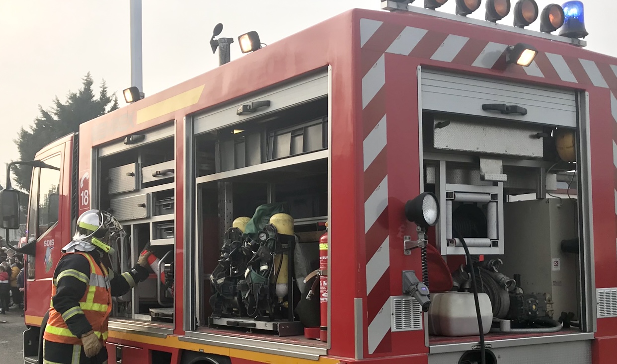 Les sapeurs-pompiers ont dû déployer trois lances à incendie pour venir à bout des flammes qui ont détruit la toiture à 90% - illustration Infonormandie