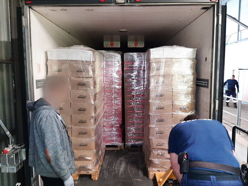 La cargaison de cigarettes était dissimulées derrière des cartons de nouilles - Photo Douanes françaises