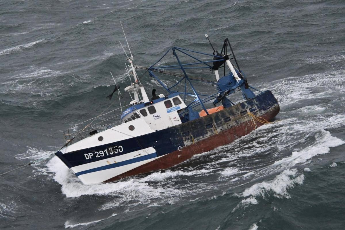 La navire de pêche s’est retrouvé en mauvaise position au milieu de la tempête au large d’Ouistreham - Photo Préfecture maritime