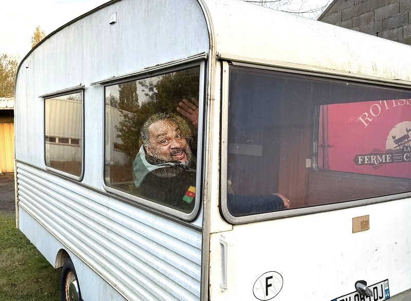 L'humoriste controversé retranché dans un campement des gens du voyage lors d'un de ses derniers spectacles - Photo extraite de Dieudonne Officiel / X