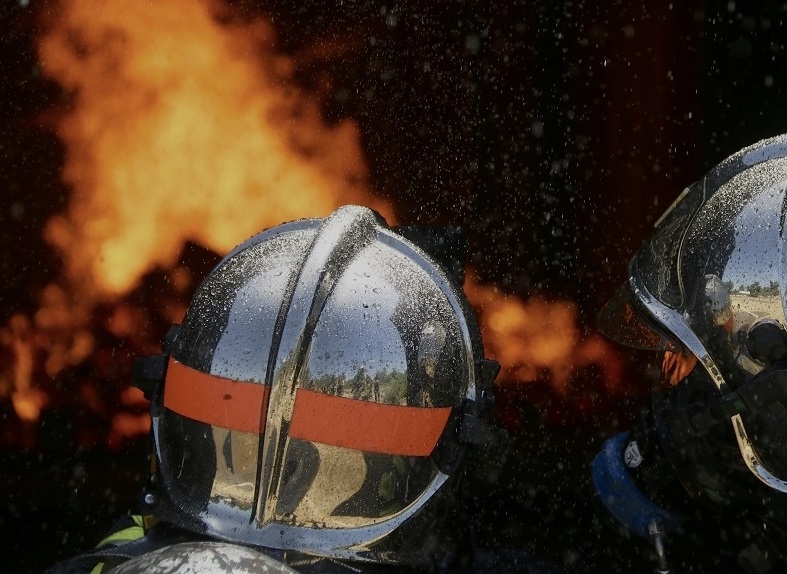 Le feu a été éteint au moyen d'une lance à incendie - Illustration Adobe Stock