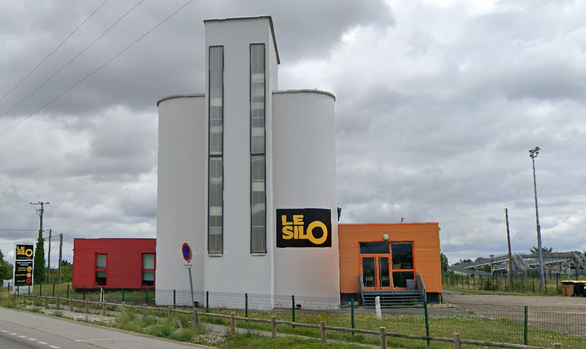 Espace culturel bien implanté dans le paysage local, le Silo multiplie les accompagnements d’artistes, résidences et soirées ouvertes à tous.