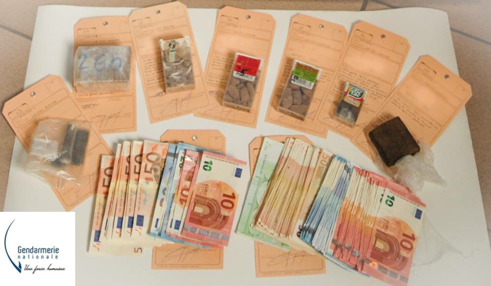 Les gendarmes ont saisi de l'héroïne, de la résine de cannabis et une coquette somme d'argent en luquide au domicile des suspects (photo@gendarmerie)