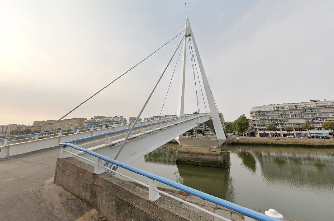 Le jeune homme était assis sur le rebord de la passerelle au-dessus du bassin disposé à se jeter dans le vide - Illustration Google Maps