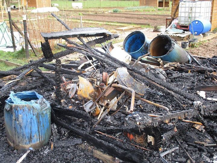 Des palettes en bois, un vieux matelas, des poubelles et l'aire de jeux ont été incendiés dans la même soirée (Photo@gendarmerie/Facebook)