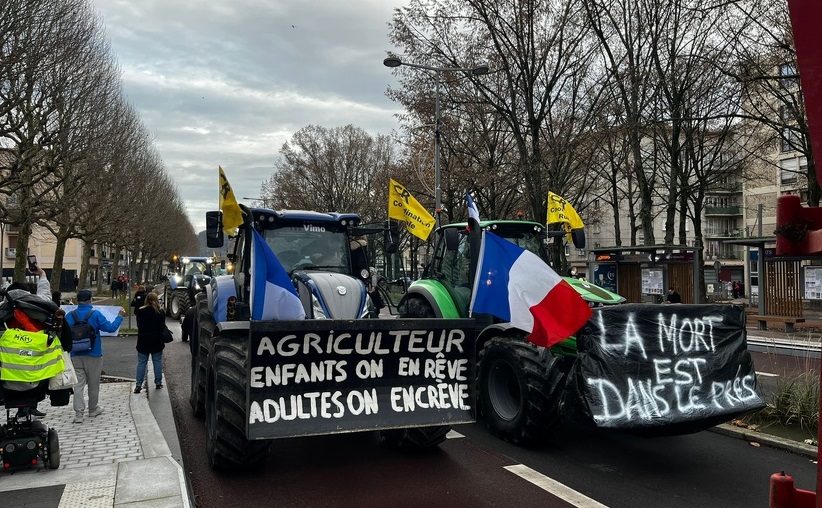 Les manifestations d'agriculteurs ont pris de l'ampleur dans l'Hexagone. Hier, à Rouen, les manifestants ont déversé du fumier devant la préfecture et distribué des pommes de terre - Photo S.L./infonormandie