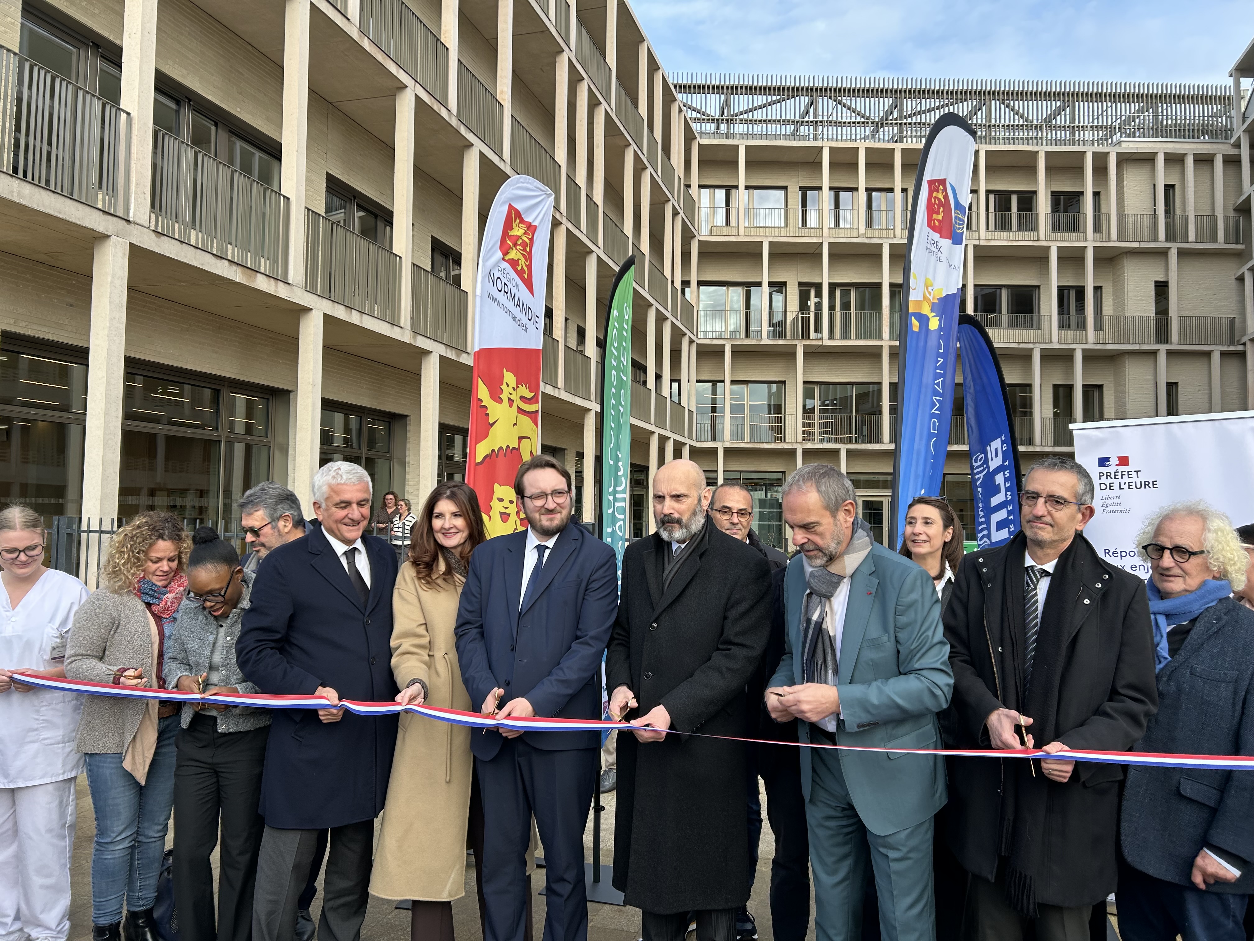 Le noiuvel institut a été inauguré ce vendredi  par le préfet Charles Giusti, le président de la Région Normandie Hervé Morin, le président du Département Alexandre Rassaert et le maire d’Évreux Guy Lefrand, aux côtés du directeur du centre hospitalier Eure-Seine.  - Photo  Région Normandie