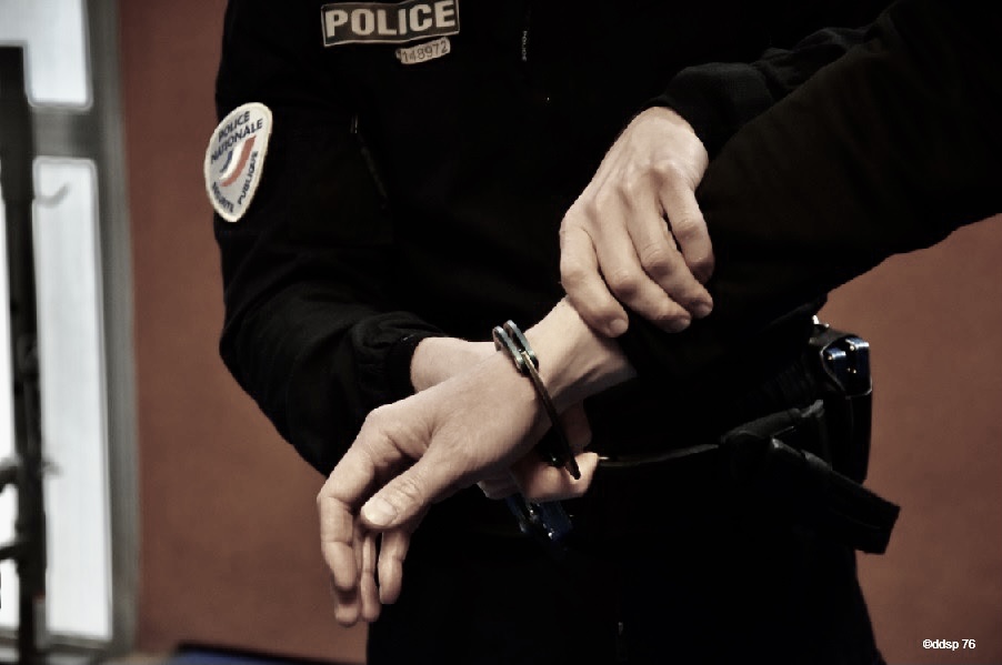 Le conducteur irascible a été interpellé et conduit en garde à vue après s'en être pris aux policiers - Illustration DIPN76