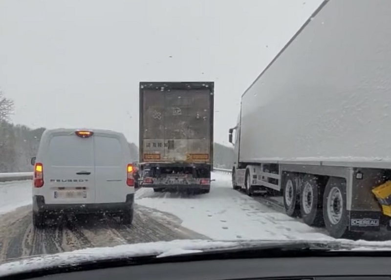 David P., un lecteur d'infonormandie et auteur de cette image, est resté bloqué 4 heures ce matin sur l'A29.