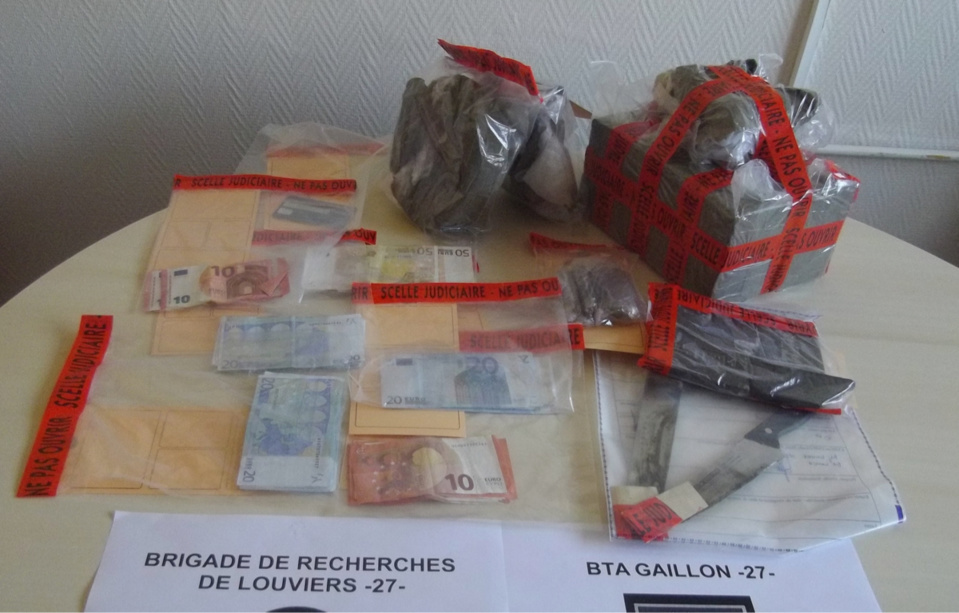 Des stupéfiants et de l'argent ont notamment été saisis lors des perquisitions (Photo@gendarmerie)