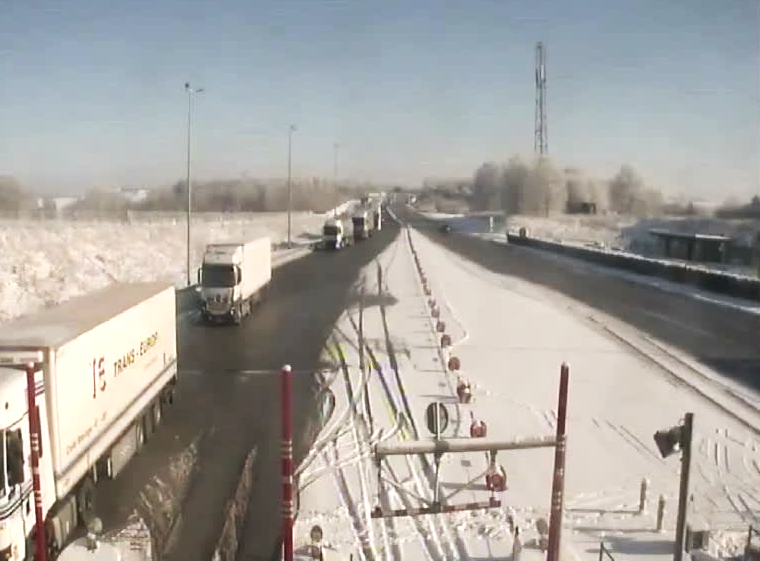 Les stockés aux abords du péage de Cottévrard, sur l'A29, ont repris progressivement la route ce mardi matin dès la levée de l'interdiction - Webcam Sanef/Cottévrard