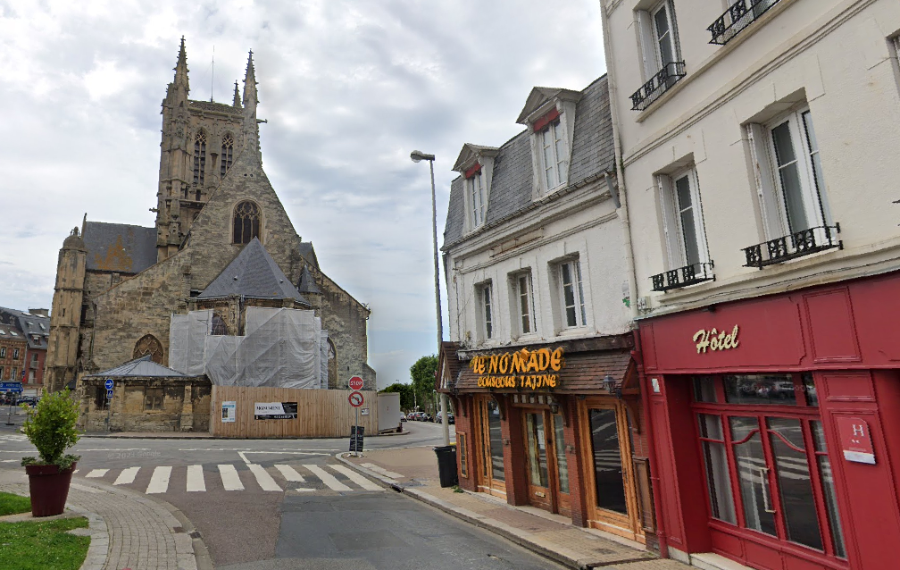 Le feu s'est déclaré dans la cuisine du restaurant Le Nomade, près de l'hôtel du Commerce qui a été évacué par préacuation en raison des fumées - Google Maps